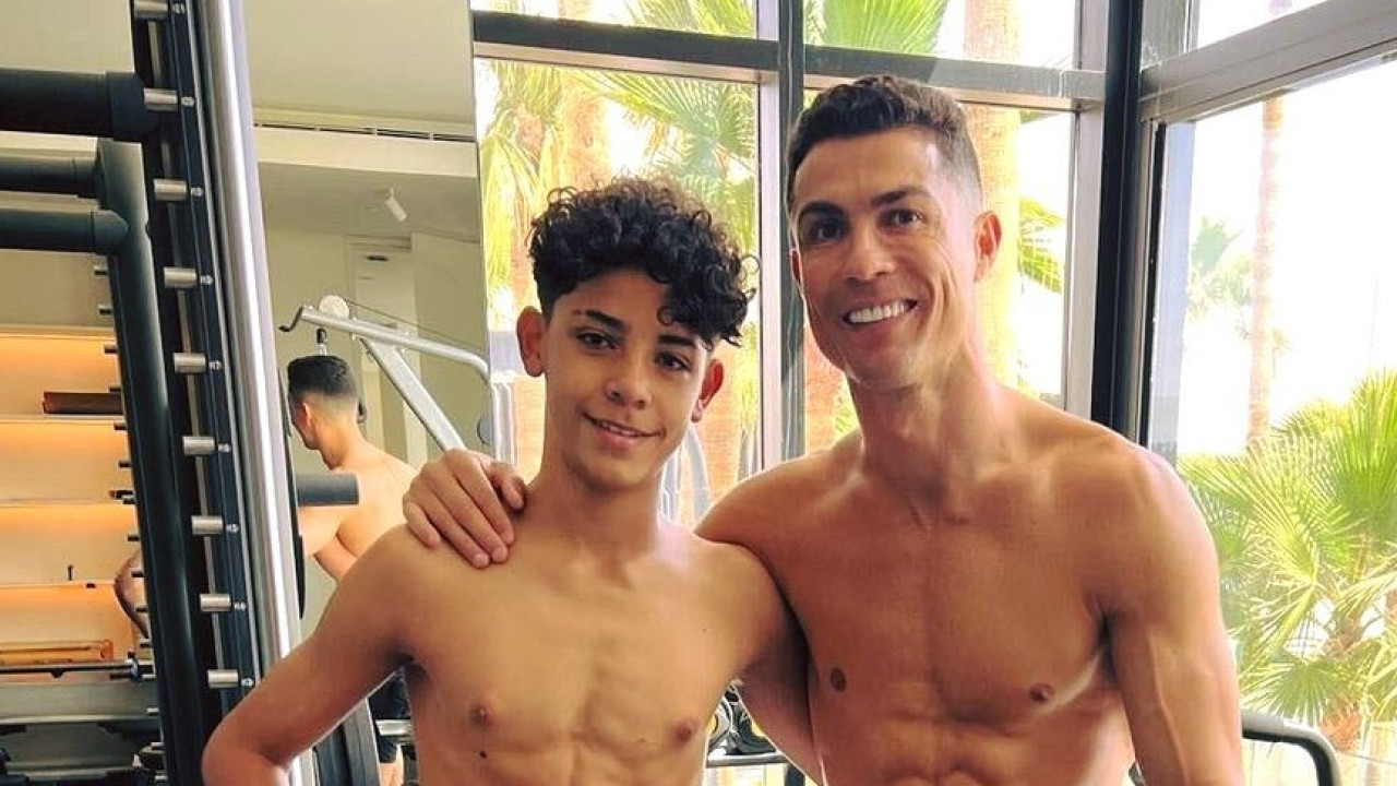 Após 'puxão de orelhas', Ronaldo posa com Cristianinho: &quot;Parceiro&quot;