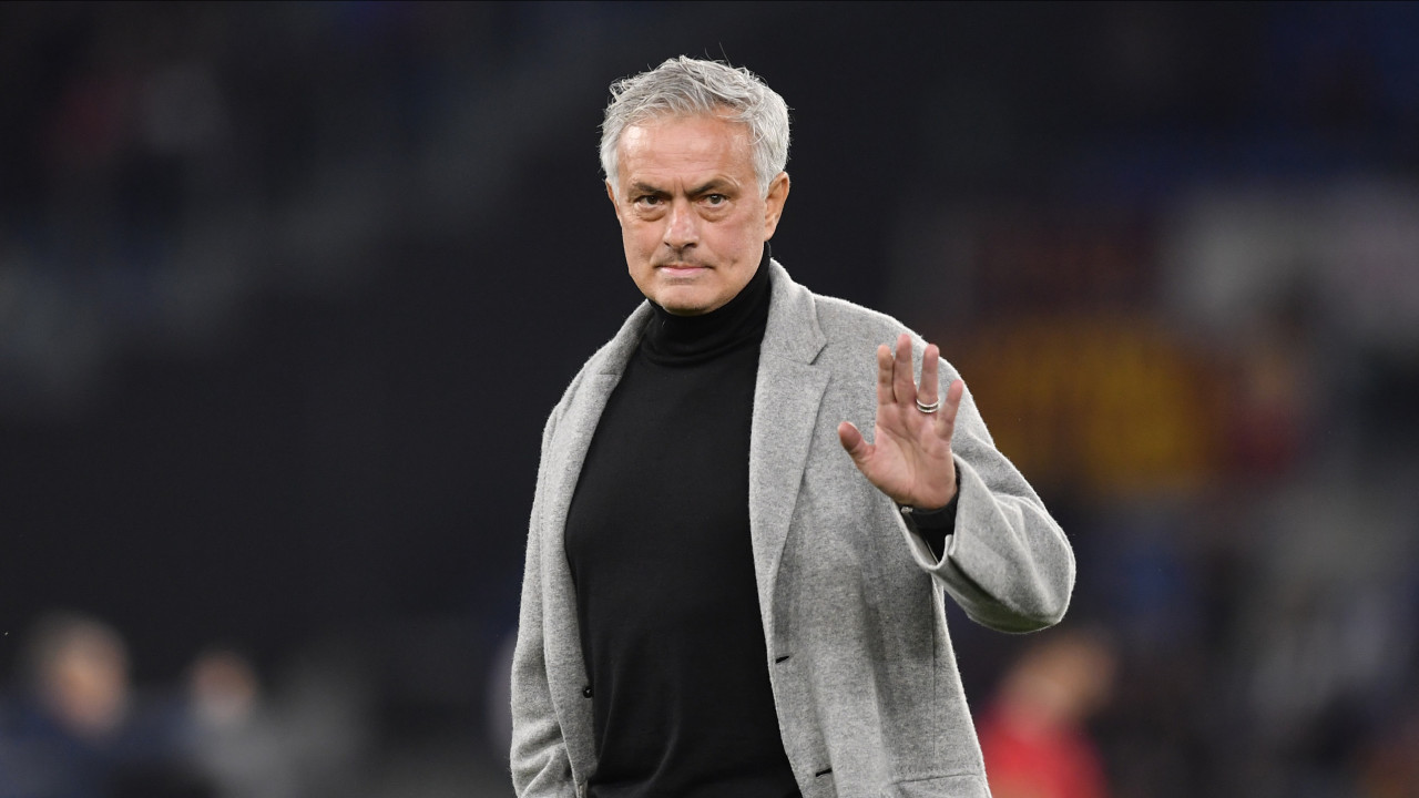 Ainda sem clube, José Mourinho é 'apanhado' a assistir a jogo em Portugal