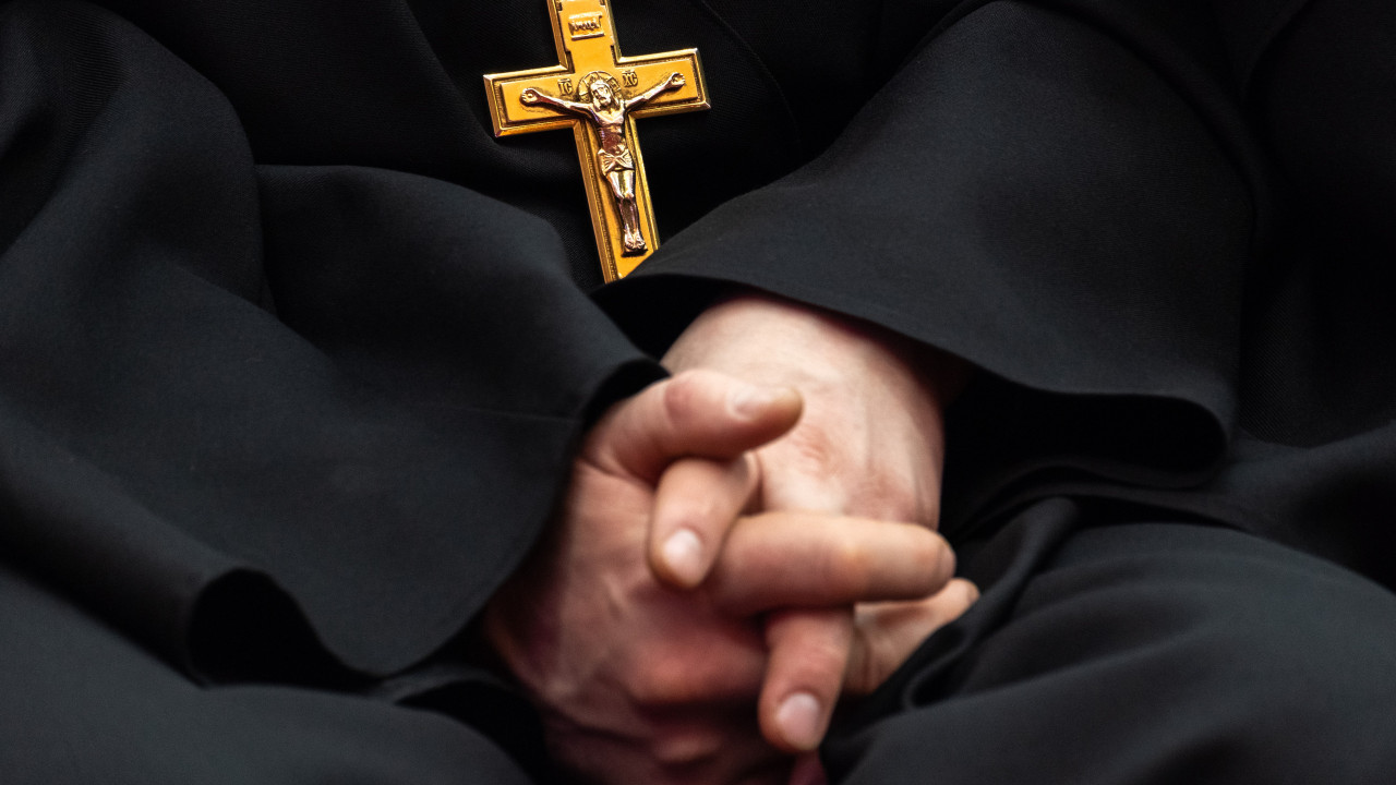 Padre armado detido em pleno Vaticano. Transportava várias armas na mala