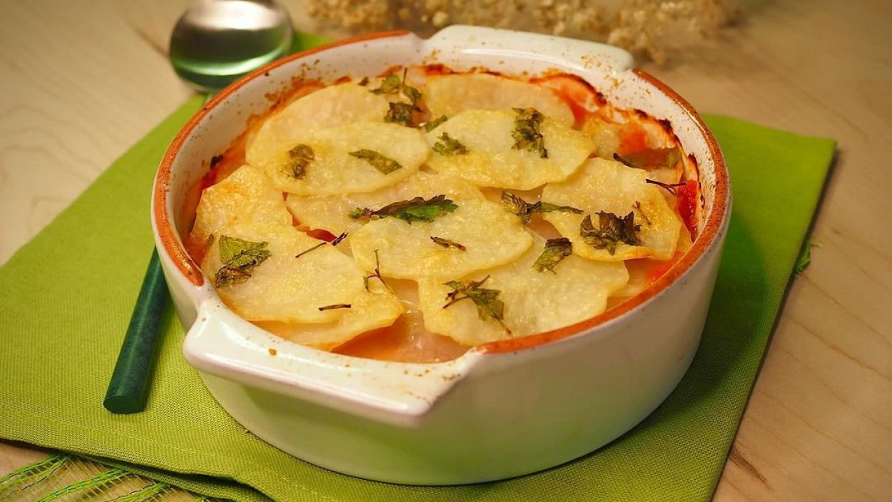 Comida de conforto! Aprenda a fazer bacalhau de tomatada com batatas