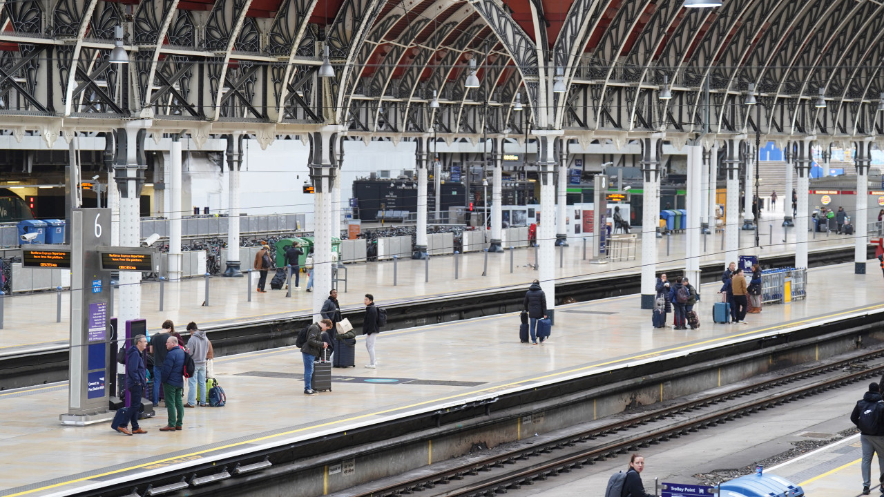 Estação Paddington, em Londres, forçada a fechar devido a cheias