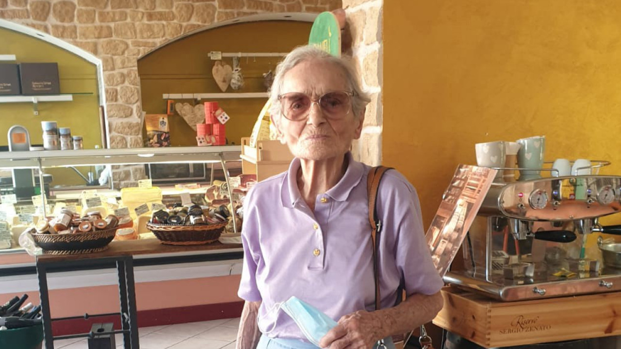 “Voy a comprarme una Vespa”.  Mujer de 103 años multada por conducir sin licencia