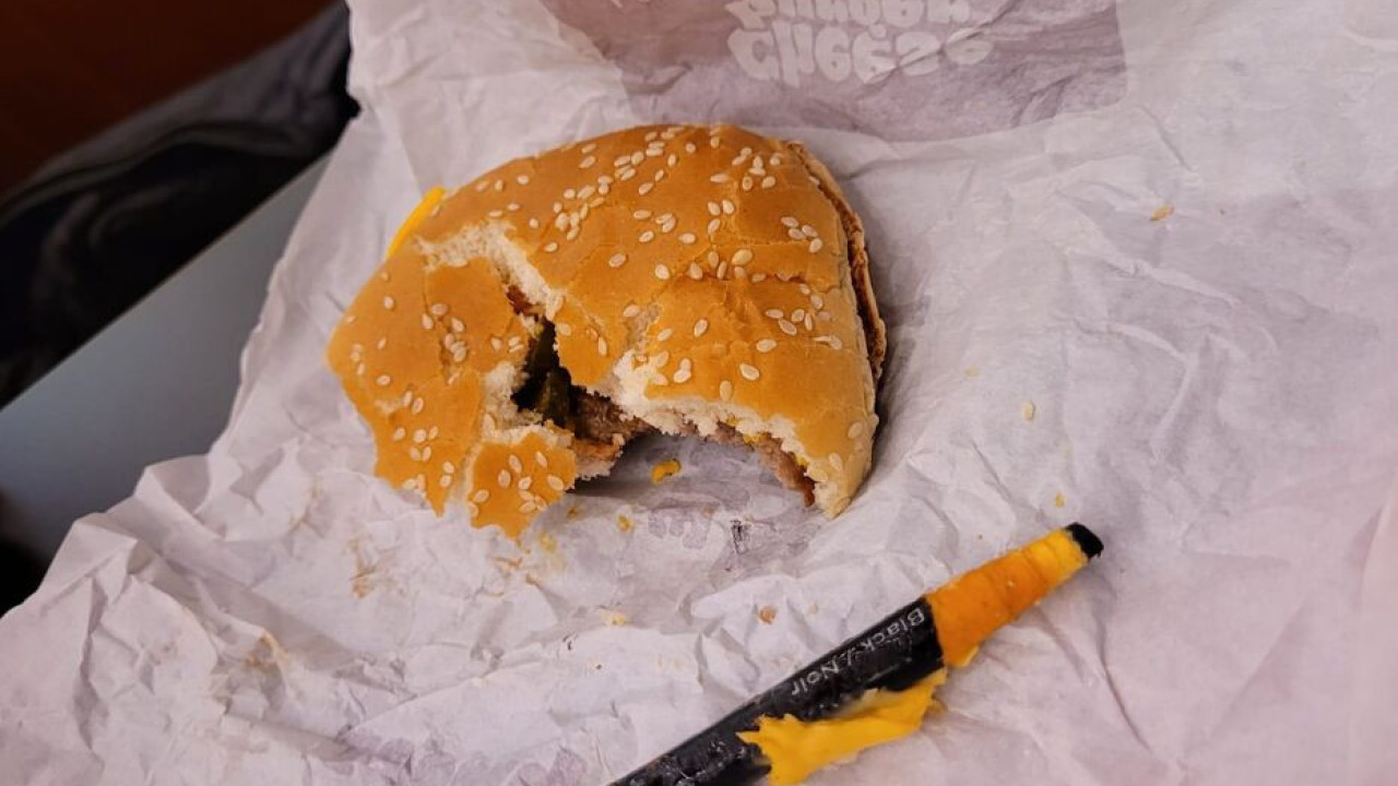 Homem encontra caneta dentro de hambúrguer e recebe... 10 euros