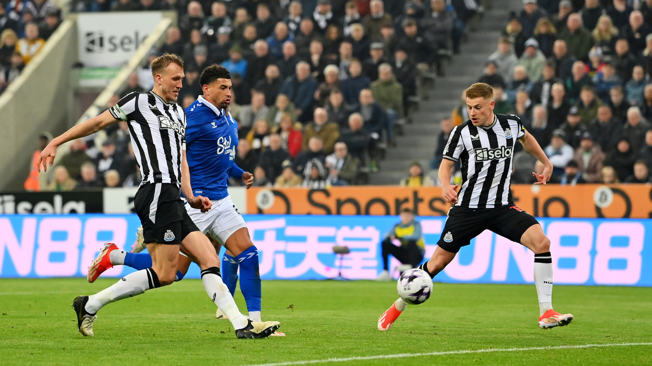 Calvert-Lewin veste 'pele' de herói e evita nova derrota do Everton