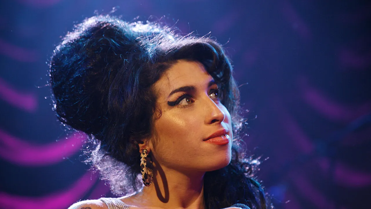 Ronnie Wood lembra conversa com Amy Winehouse. "Sabemos que tens vodca"