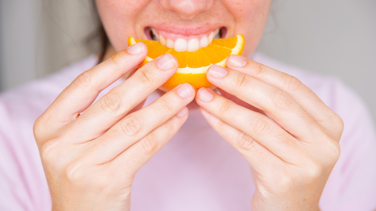 Comer uma laranja (com casca e tudo) é remédio contra prisão de ventre?