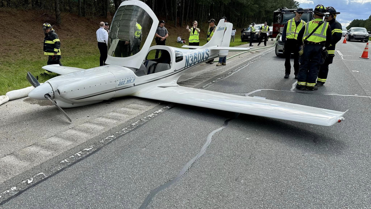 Aeronave aterra de emergência em estrada nos EUA e atinge dois veículos