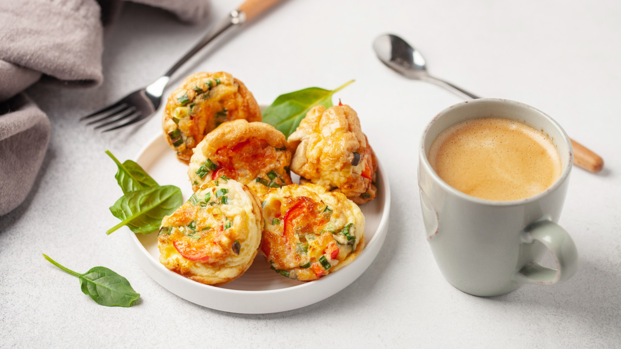 Faça estes muffins de ovo para um pequeno-almoço saciante (e delicioso)