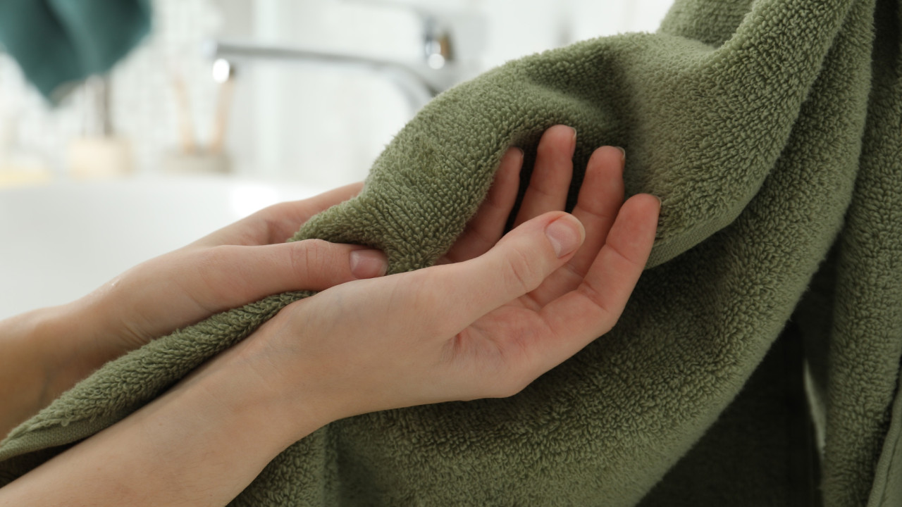O erro muito comum que deixa as toalhas rígidas (e malcheirosas)
