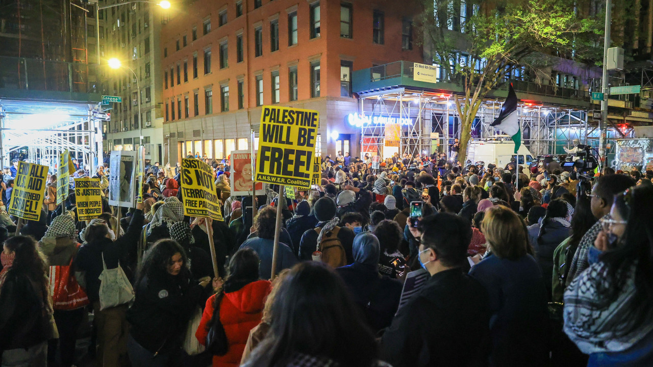 Dezenas de professores exigem amnistia para alunos detidos em Nova Iorque