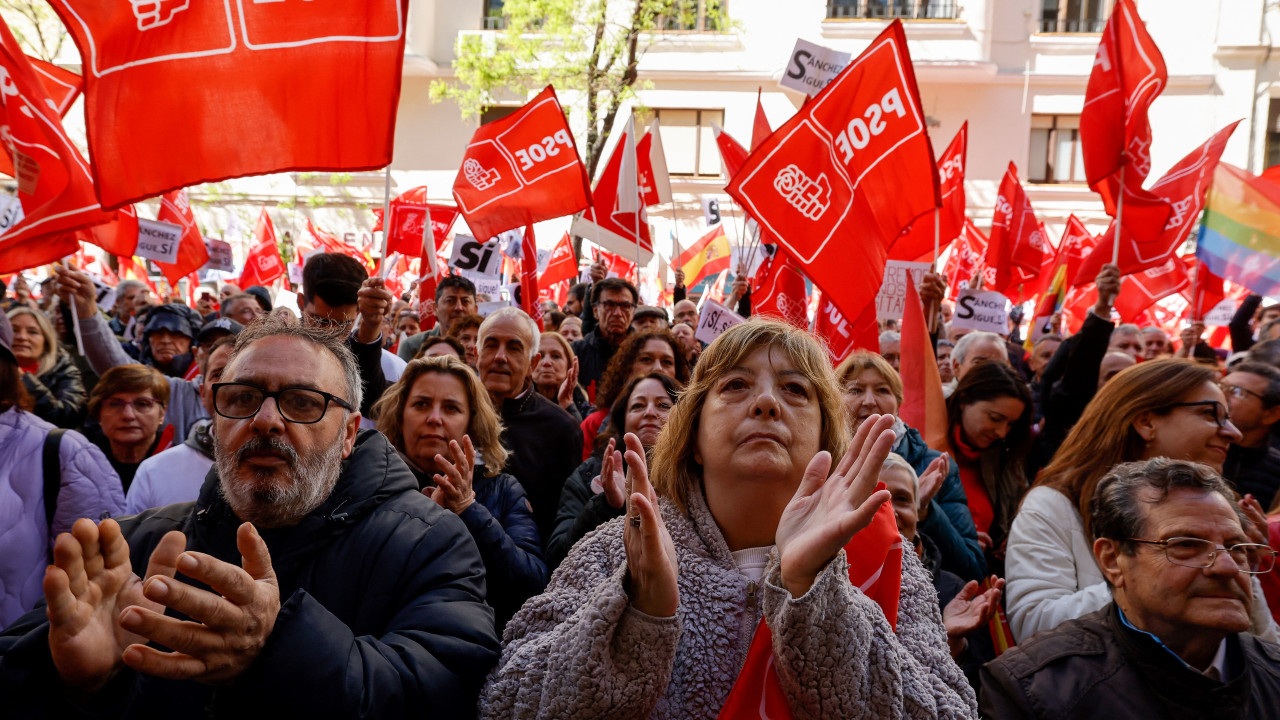 PSOE denuncia &quot;guerra suja&quot; e pede a Sánchez para não se demitir