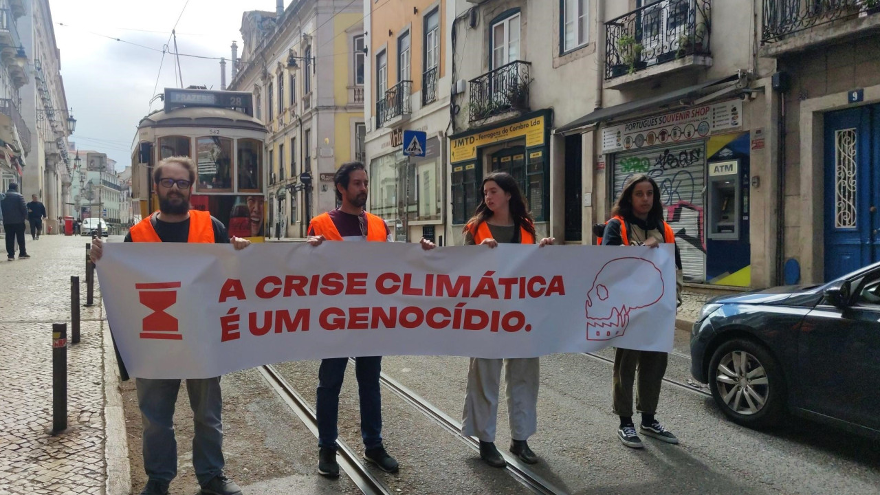 Ativistas do Climáximo provocam marcha lenta na avenida Gago Coutinho
