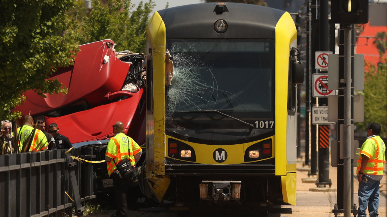 Acidente entre metro e comboio provoca mais de 50 feridos em Los Angeles