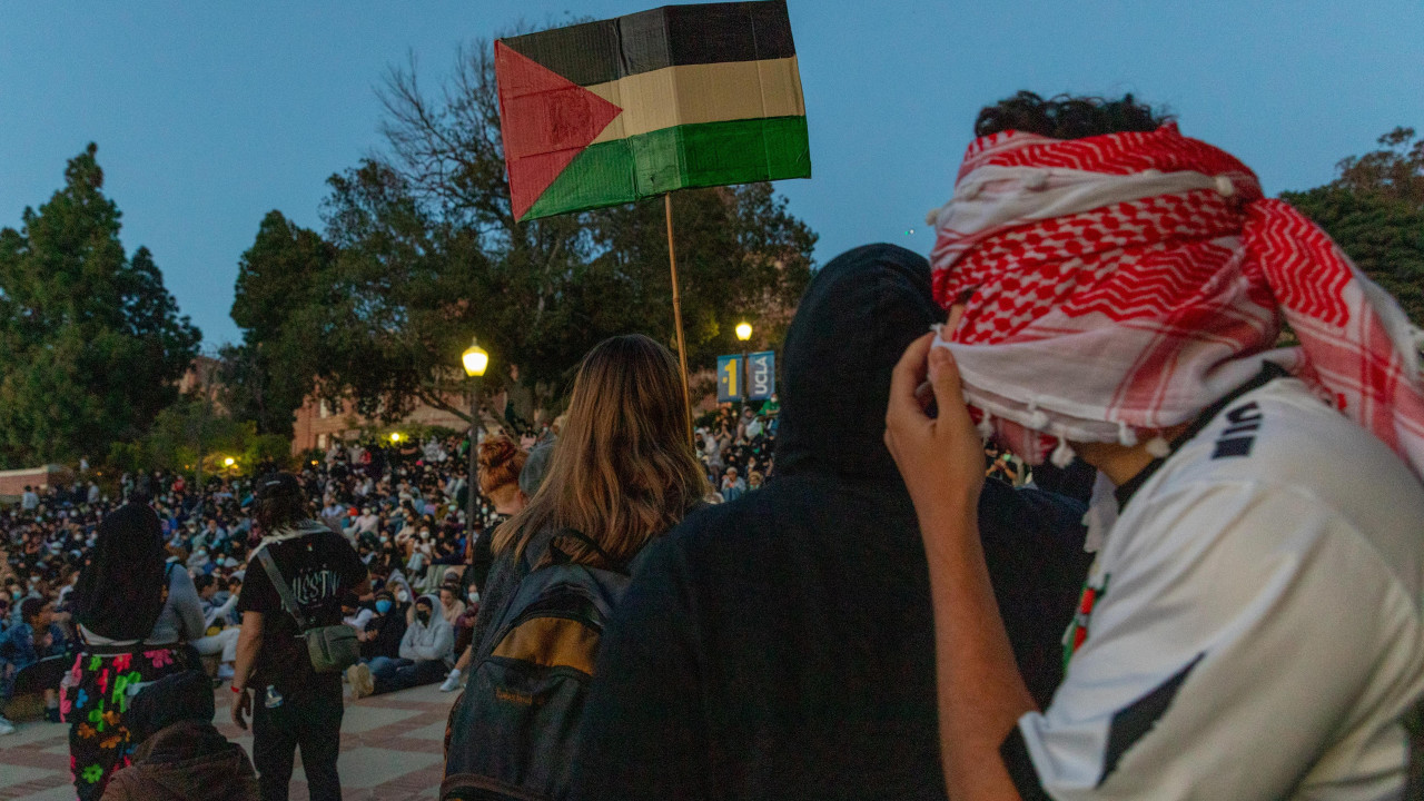 Protesto na Universidade da Califórnia continua apesar de confrontos