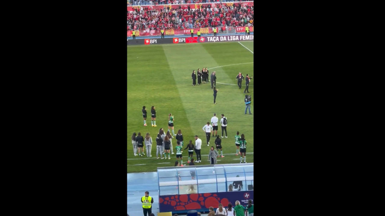 O gesto das jogadoras do Sporting após o Benfica vencer a Taça da Liga