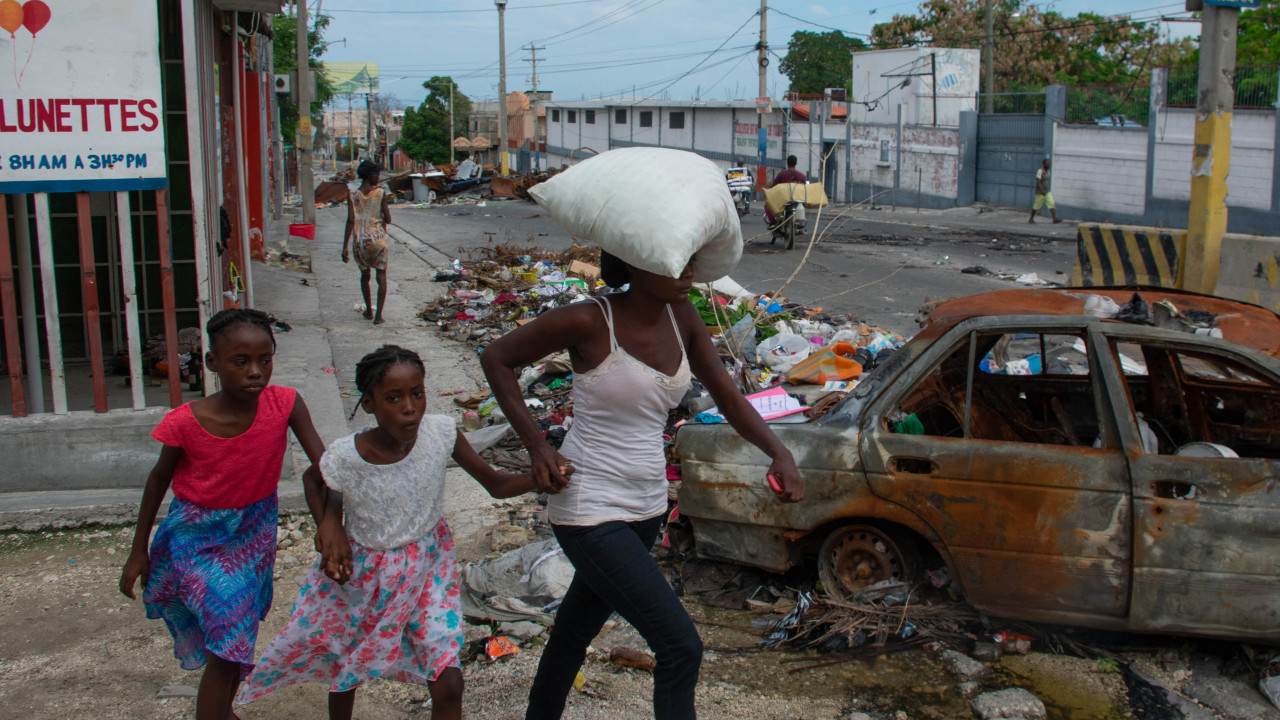 Ataques de gangues obrigaram centenas a fugir da capital do Haiti