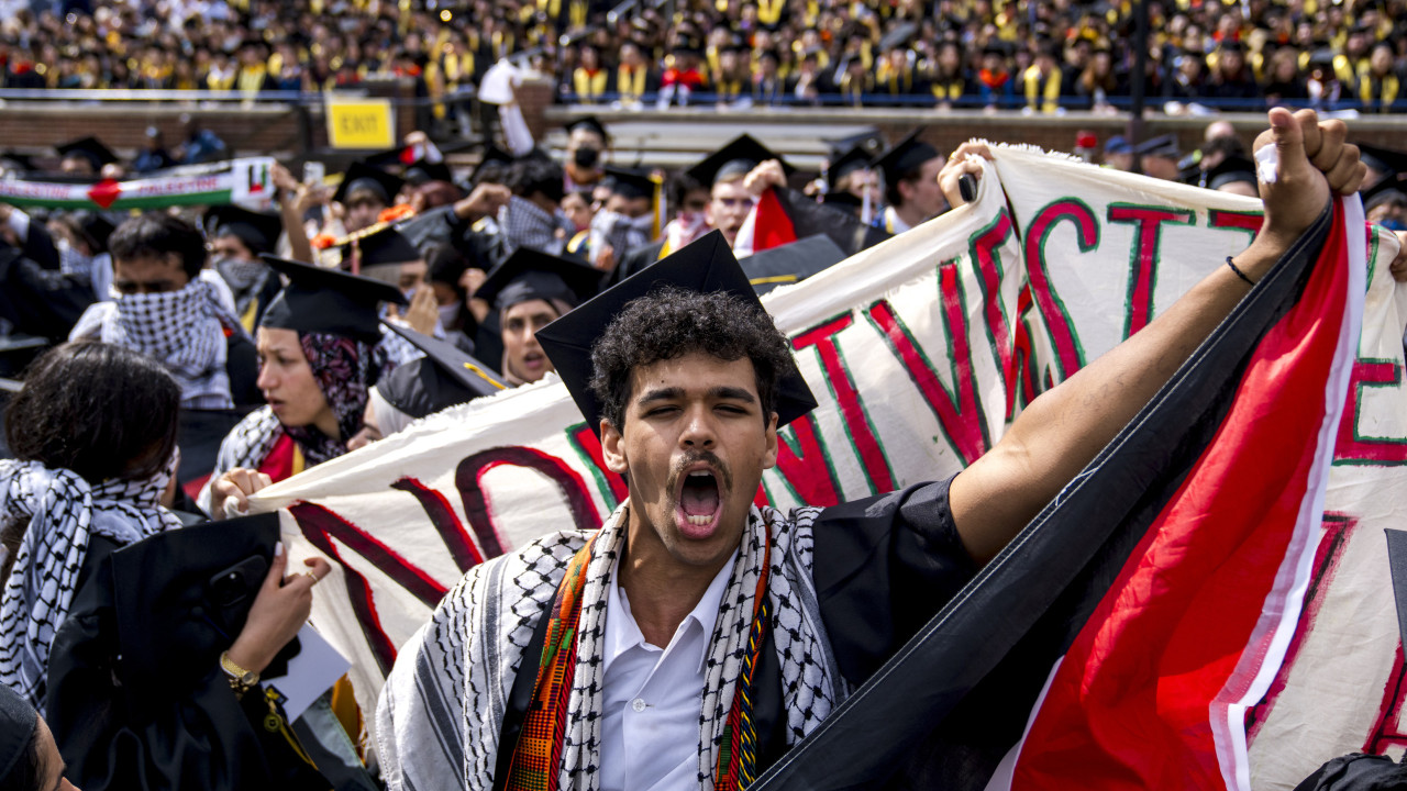 Protestos anti-guerra em Gaza eclodem em formatura de faculdade dos EUA