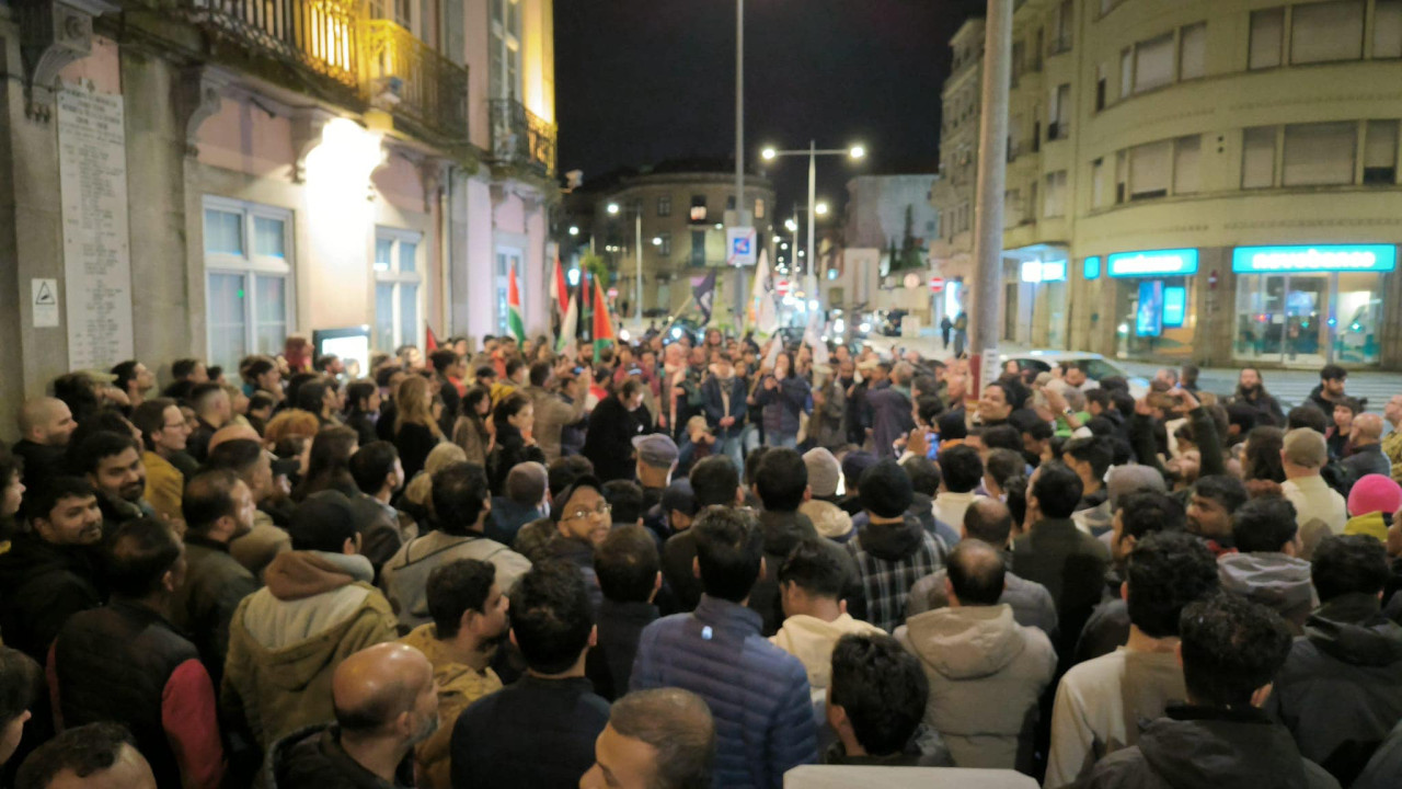 &quot;Defender direitos&quot;. Centenas manifestam-se contra racismo no Porto