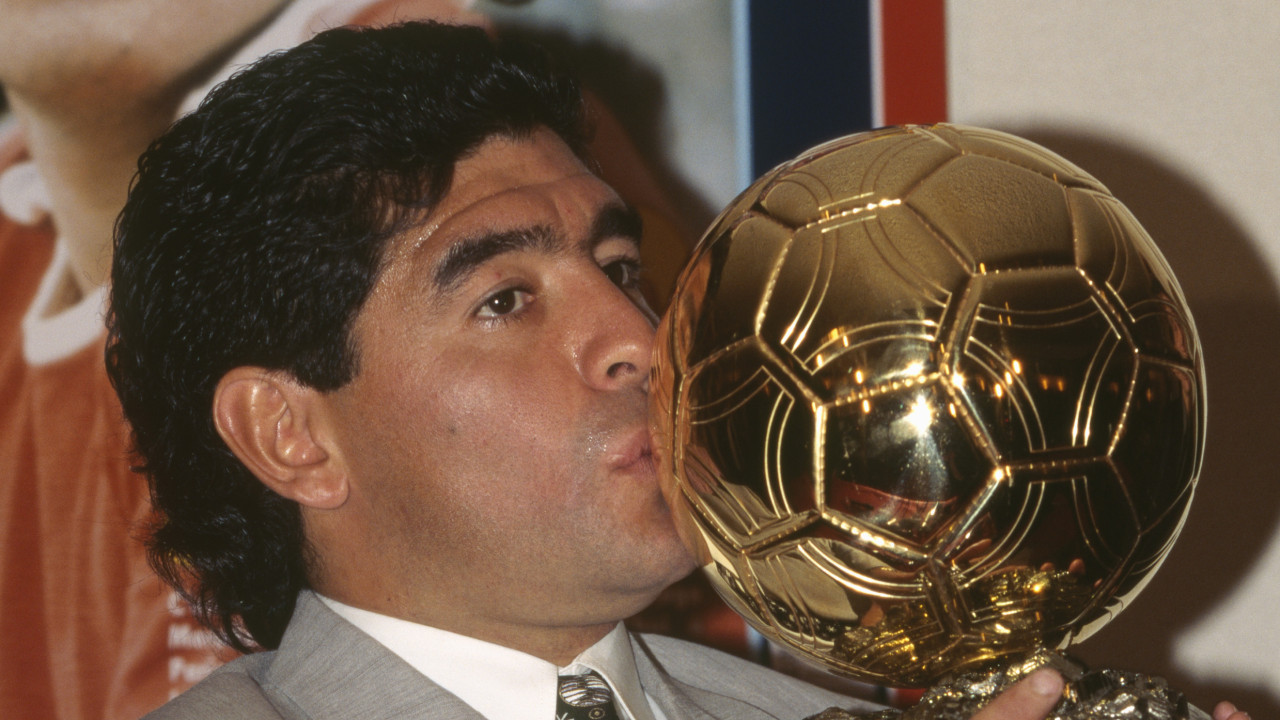 Tem 15 milhões de euros? Se sim, pode comprar a Bola de Ouro de Maradona