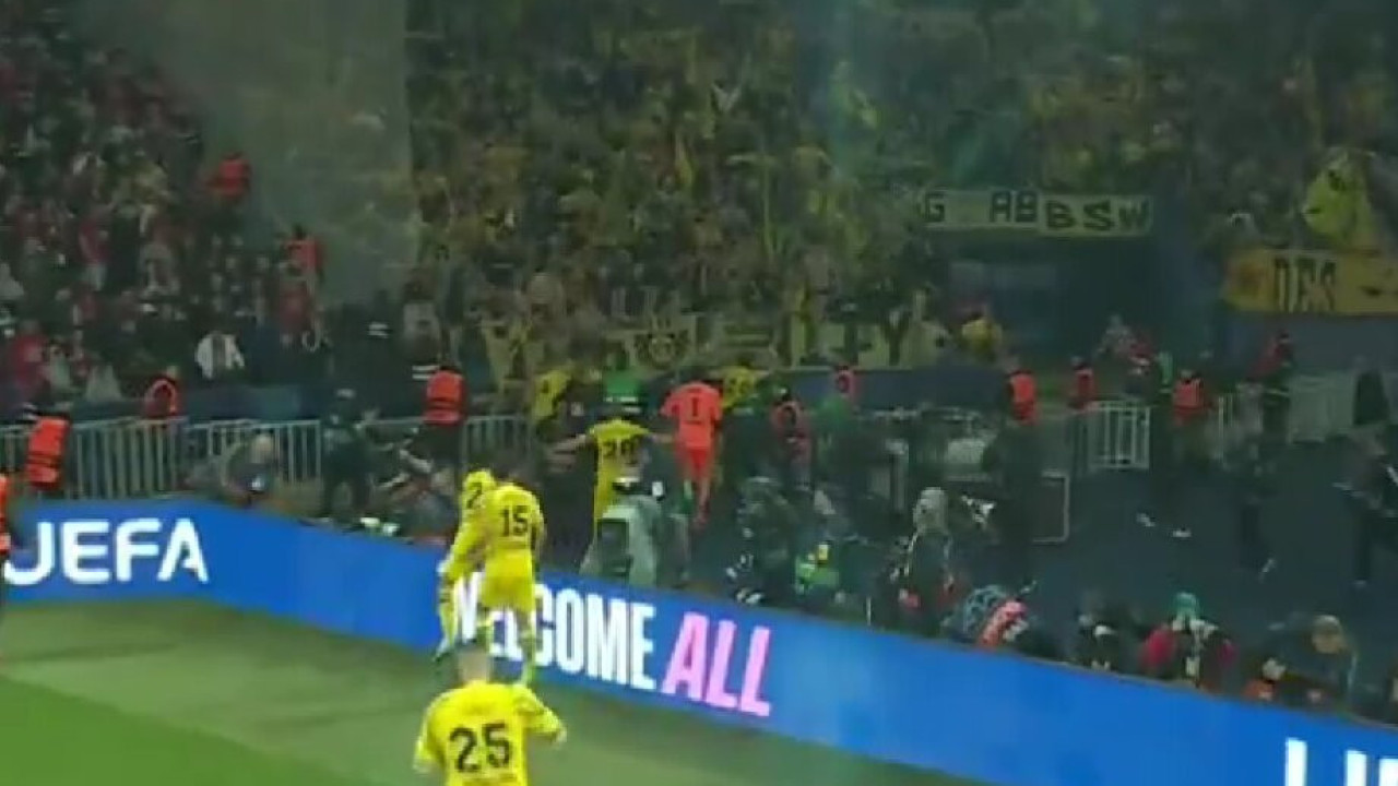 Jogadores do Borussia Dortmund celebram com os adeptos, em delírio
