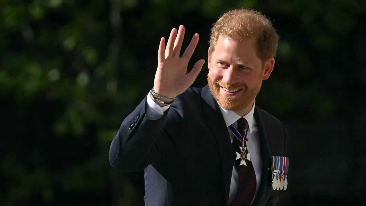 Charles Spencer apoia príncipe Harry durante cerimónia em Londres