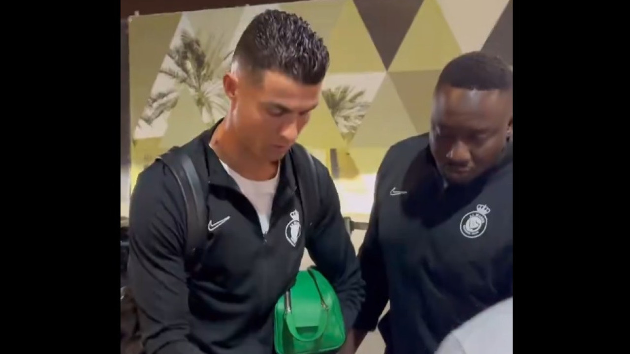 Cristiano Ronaldo captado a autografar camisola do Real Madrid (e não só)