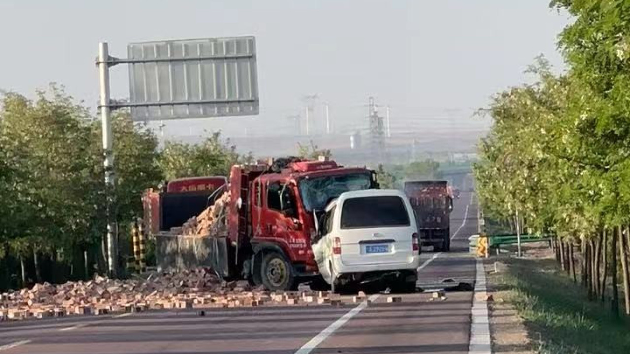 Embate entre autocarro e camião no norte da China faz dez mortos