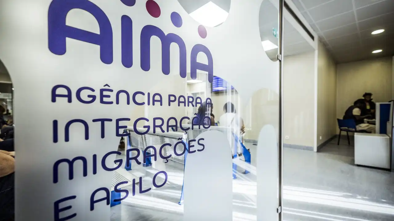 Loja da AIMA no Porto vandalizada na última madrugada