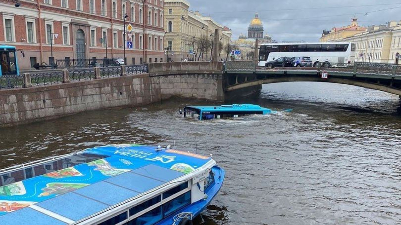Pelo menos três mortos em queda de autocarro num canal de São Petersburgo