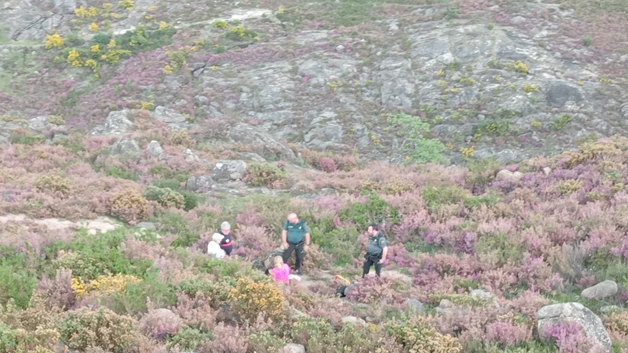 Mulher resgatada após cair em caminhada junto à fronteira com Portugal