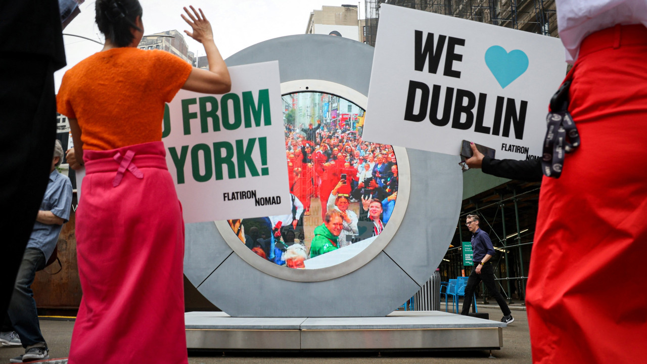 Ecrã &quot;liga&quot; Nova Iorque a Dublin. Os encontros, o caos... e as imagens