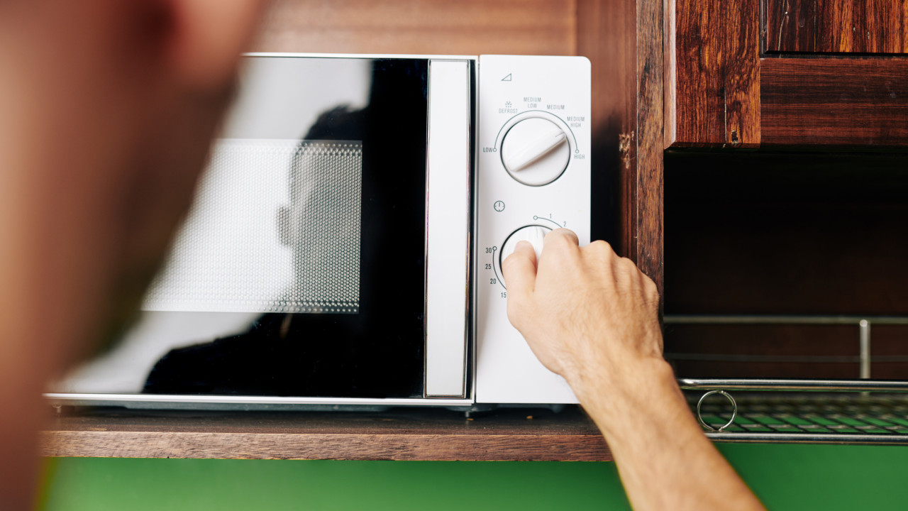 Três alimentos que não deve aquecer no micro-ondas