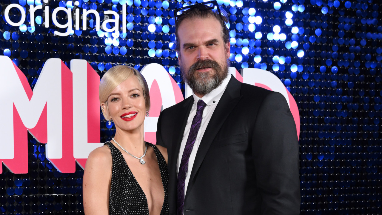 Lily Allen tem um telemóvel para crianças e é o marido quem o controla