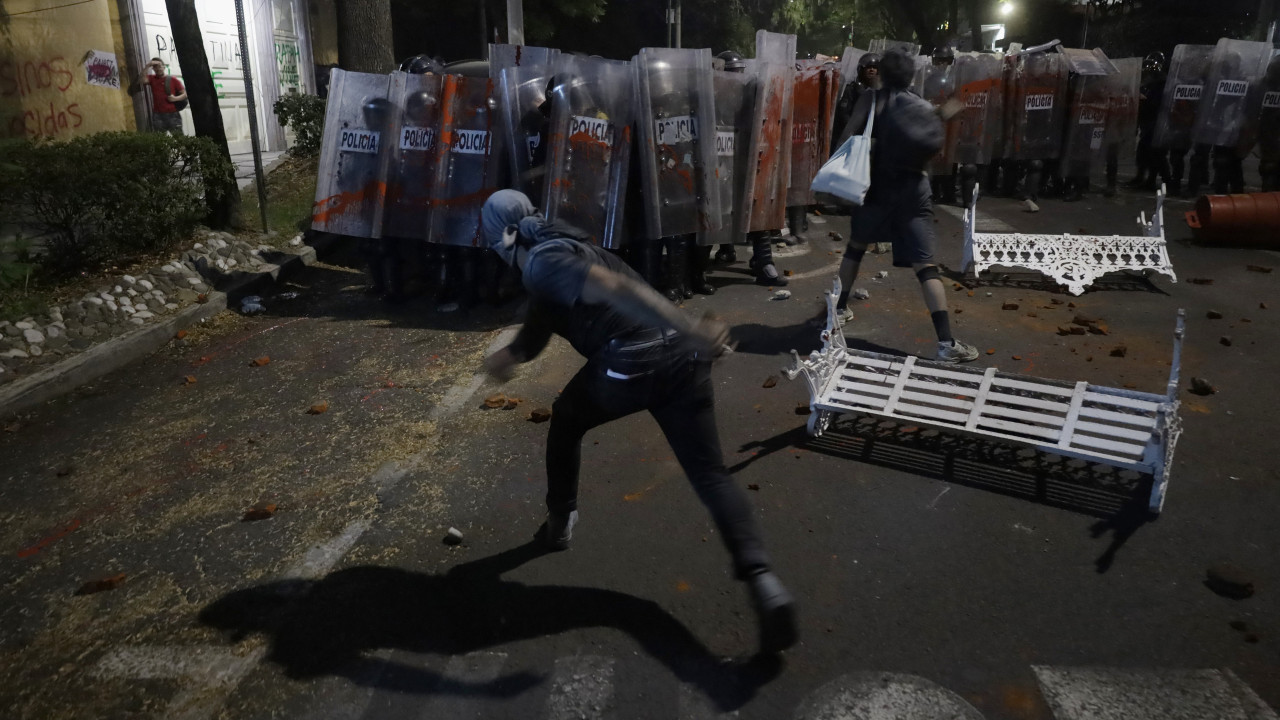 México.  Enfrentamientos entre policías y manifestantes cerca de la embajada de Israel