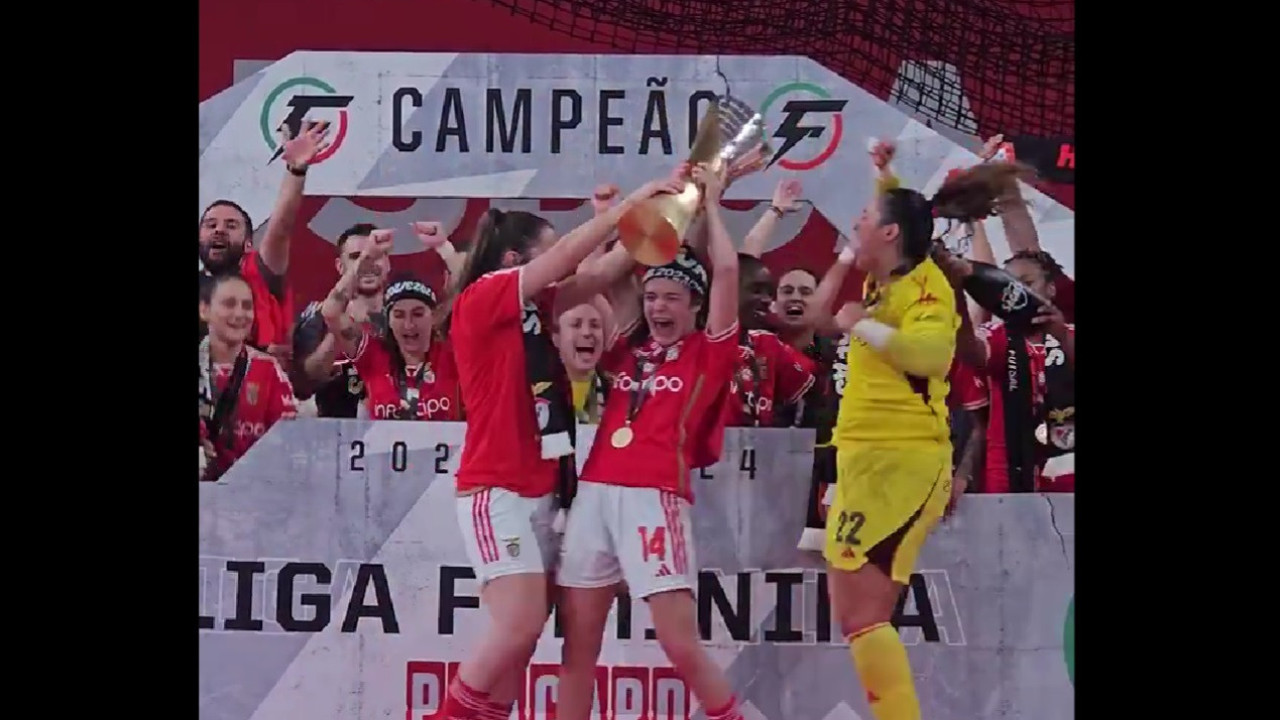 E vão sete títulos seguidos. Eis a festa do futsal feminino do Benfica