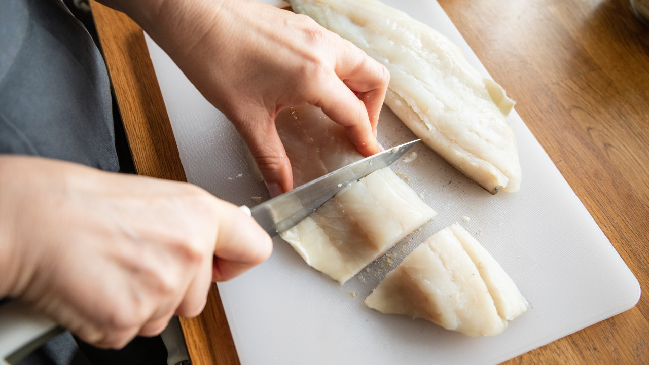 Alho? Esta receita saudável de bacalhau quer é camarão e amêijoas