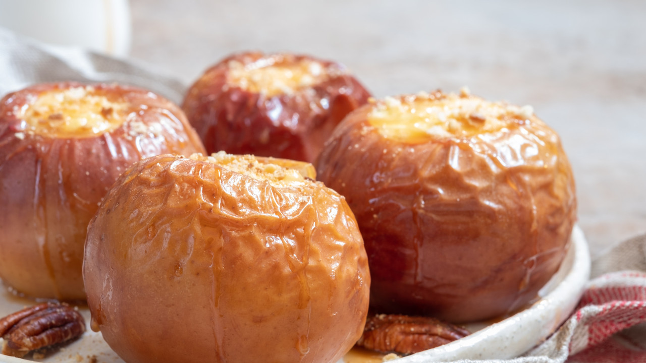 Ai a gula! Estas maçãs assadas fazem-se em 15 minutos na 'air fryer'