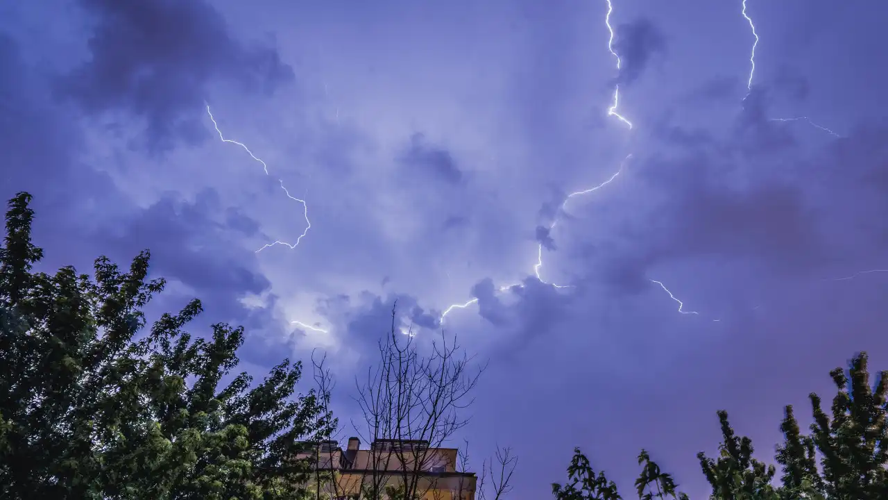 Segunda-feira marcada por chuva e trovoada. Há distritos a 'amarelo'