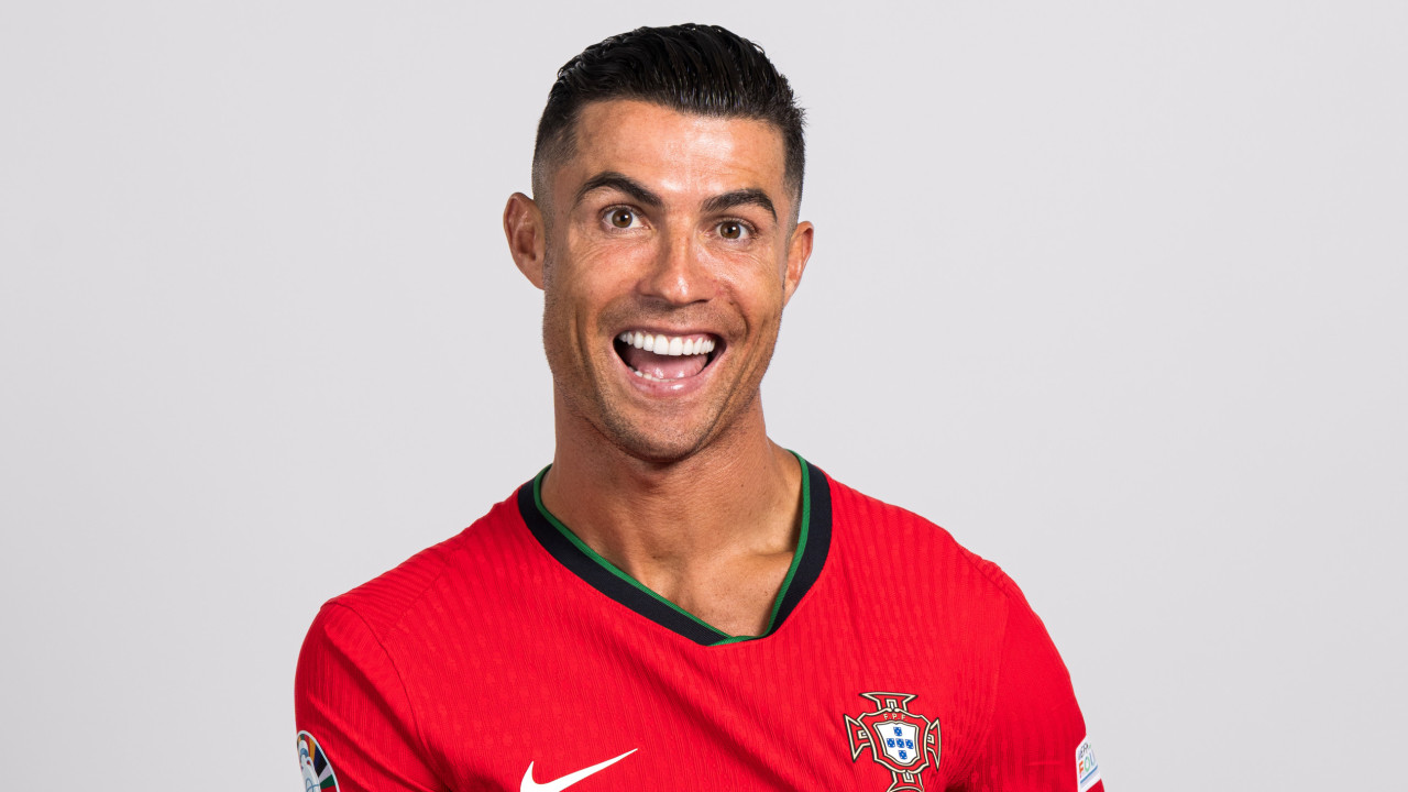 Com sorriso no rosto e camisola da seleção, CR7 celebra Dia de Portugal