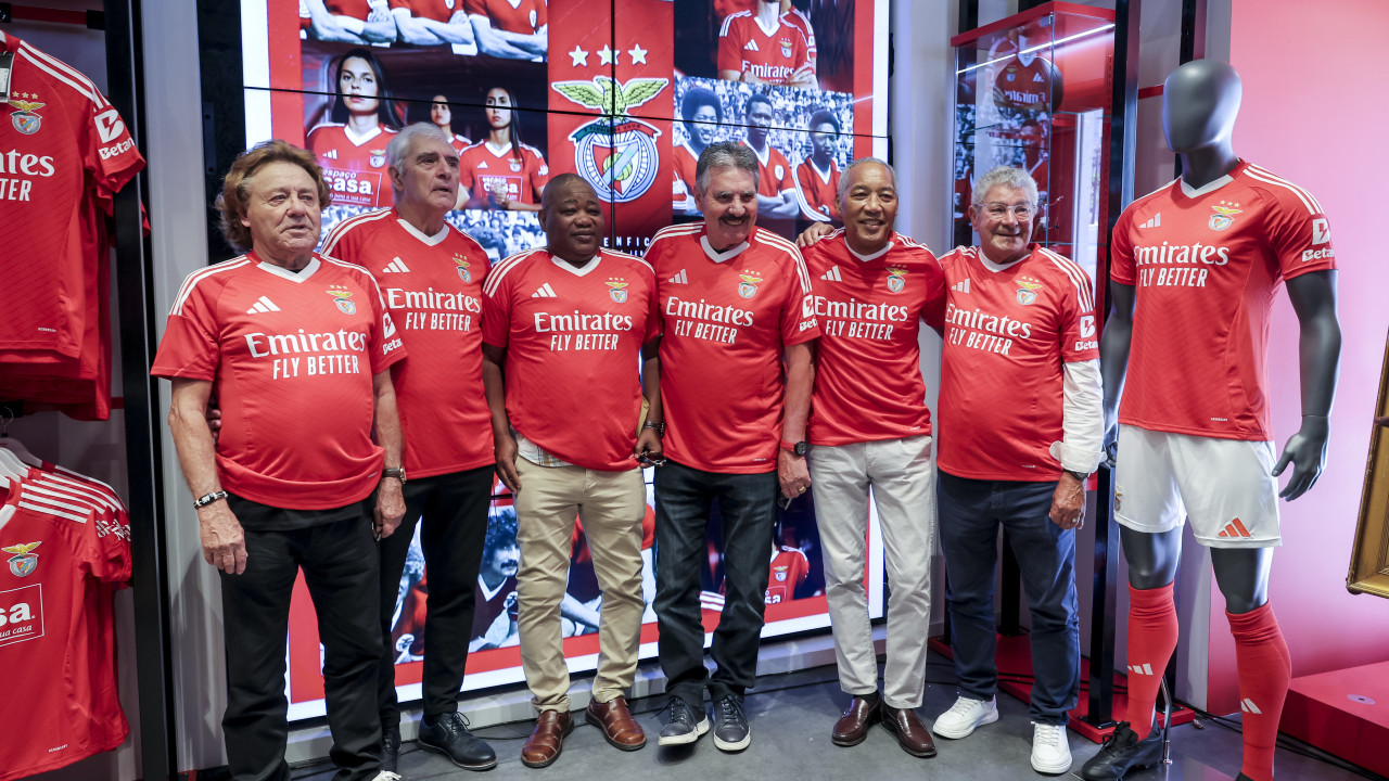 Benfica apresenta nova camisola na presença de lendas do clube