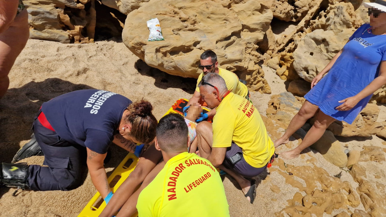Menina auxiliada após cair em zona rochosa na praia de São Lourenço