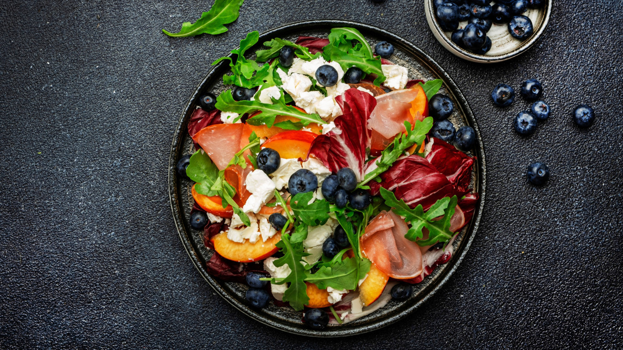 Salada de porco e pêssego. O almoço rápido que os dias quentes pedem