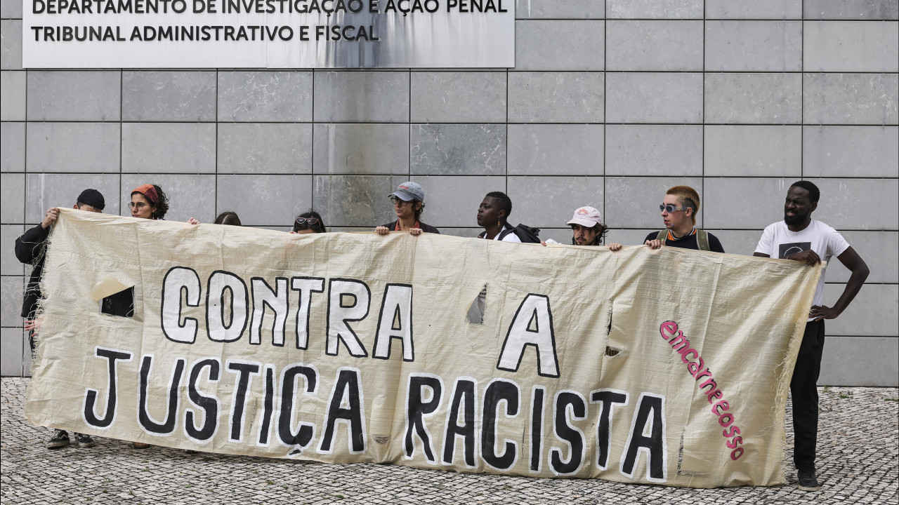 Meia centena de manifestantes contra &quot;racismo institucional&quot; em Lisboa