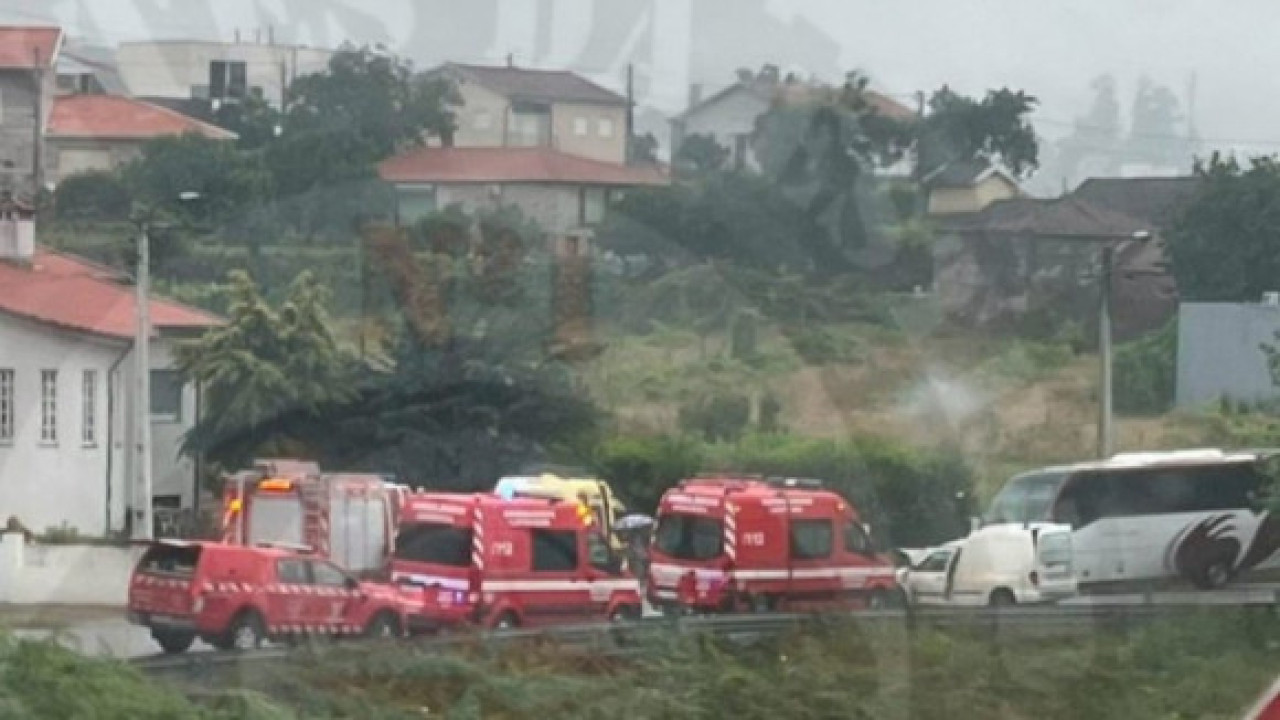 Colisão faz três feridos e corta Estrada Nacional 207 em Lousada