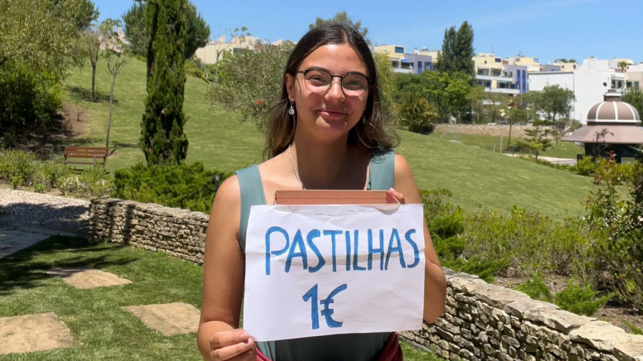 Raquel vende pastilhas a 1€ para realizar sonho de ir para a universidade