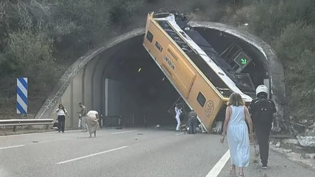 Autocarro capota num túnel em Barcelona. Vários passageiros presos