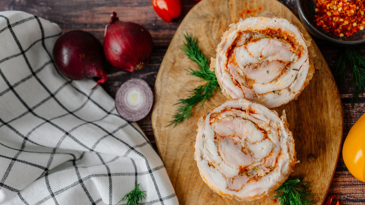 Receita. Rolinhos de frango com queijo para fazer em menos de 30 minutos