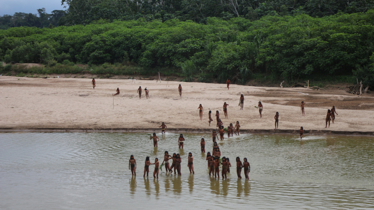 &quot;Crise humanitária&quot;. Tribo mais isolada do mundo fotografada junto a rio