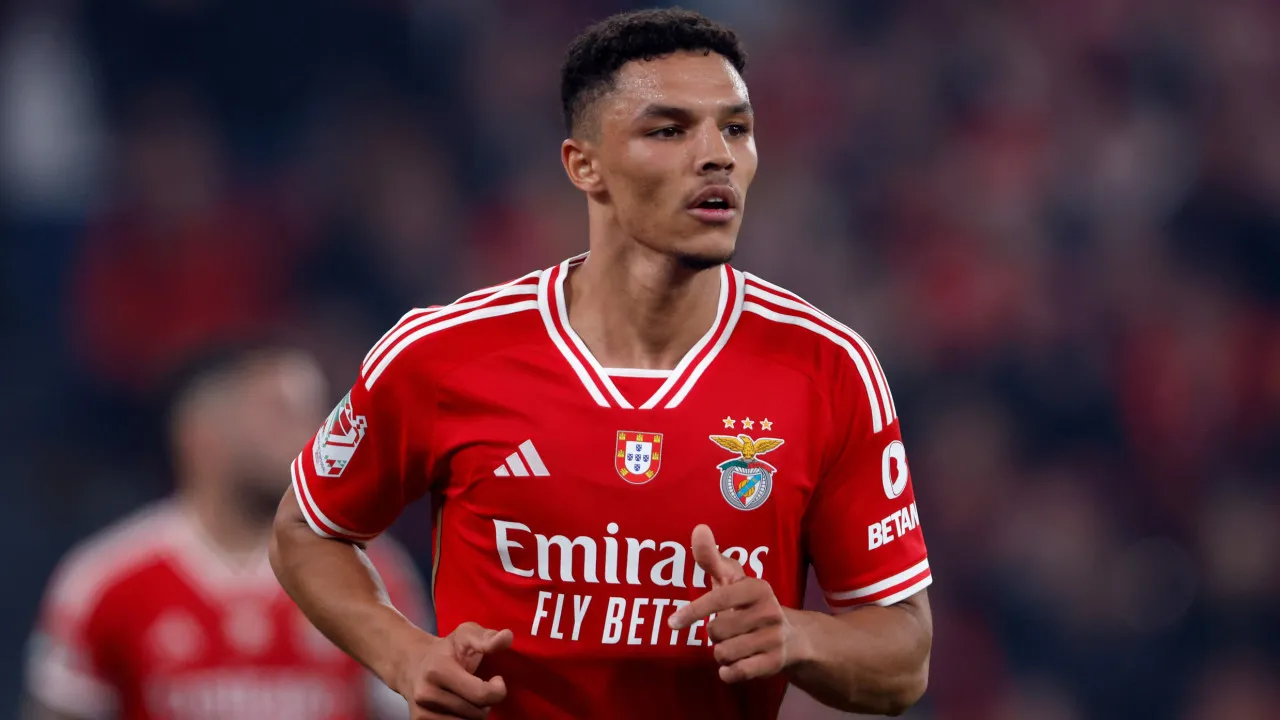 Alexander Bah falha último treino do Benfica antes da visita a Munique