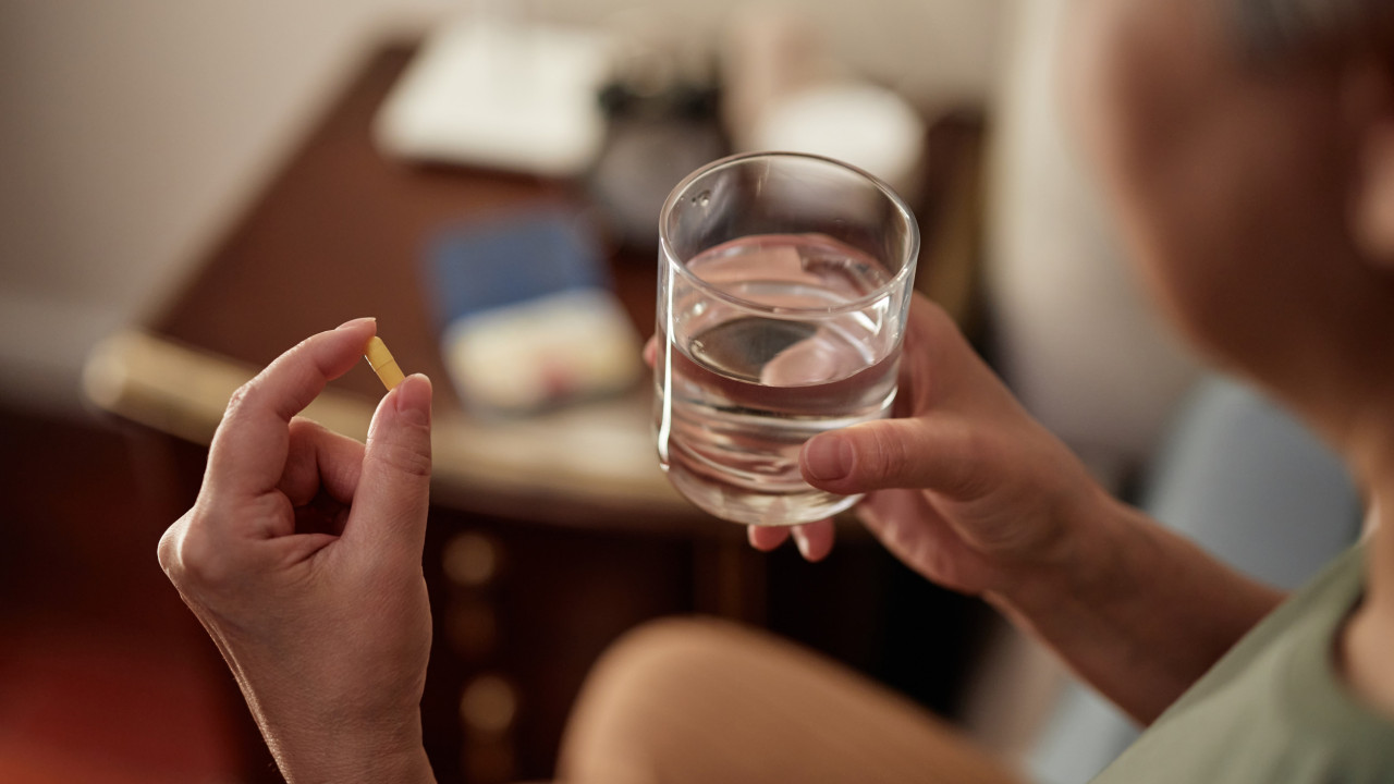 Quatro tipos de medicamentos que não deve tomar com café